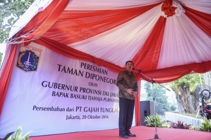 Gubernur DKI Jakarta Basuki Tjahaja Purnama memberikan sambutan saat meresmikan Taman Diponegoro di Jakarta, Kamis (20/10/2016)
