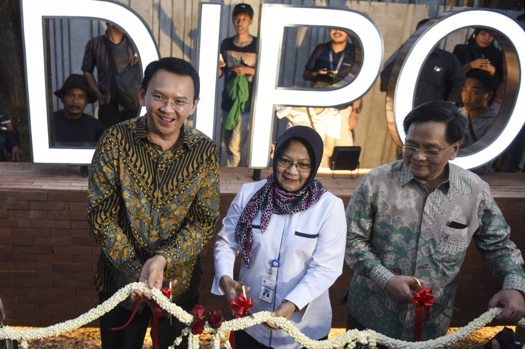 Gubernur DKI Jakarta Basuki Tjahaja Purnama (kiri) bersama Presiden Direktur PT Gajah Tunggal Budhi Santoso Tanasaleh (kanan) dan Direksi RSCM Ratna Dwi Restuti (tengah) memotong pita saat peresmian Taman Diponegoro di Jakarta, Kamis (20/10/2016)
