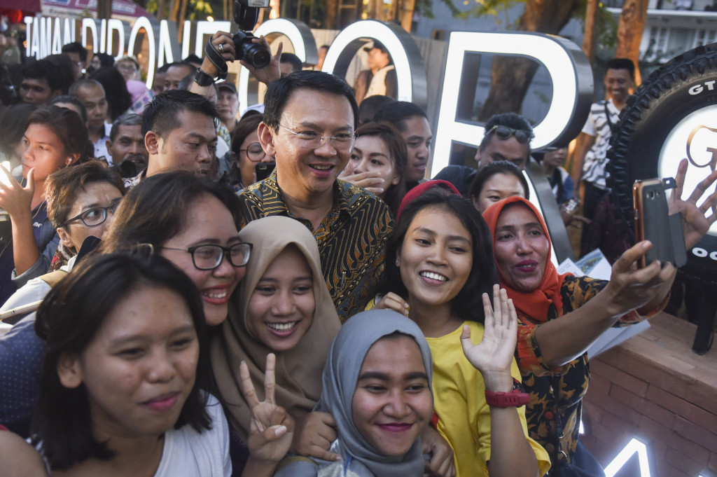 Gubernur DKI Jakarta Basuki Tjahaja Purnama (tengah) berfoto bersama warga usai meresmikan Taman Diponegoro di Jakarta, Kamis (20/10/2016)