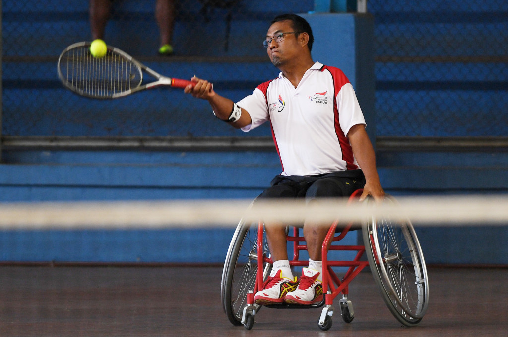Petenis Papua Maryanta bertanding melawan petenis Kaltim Erwin S dalam final tenis lapangan kursi roda tunggal putra quad Peparnas XV di Lapangan Tenis Indoor Siliwangi, Bandung, Jabar, Jumat (21/10/2016)