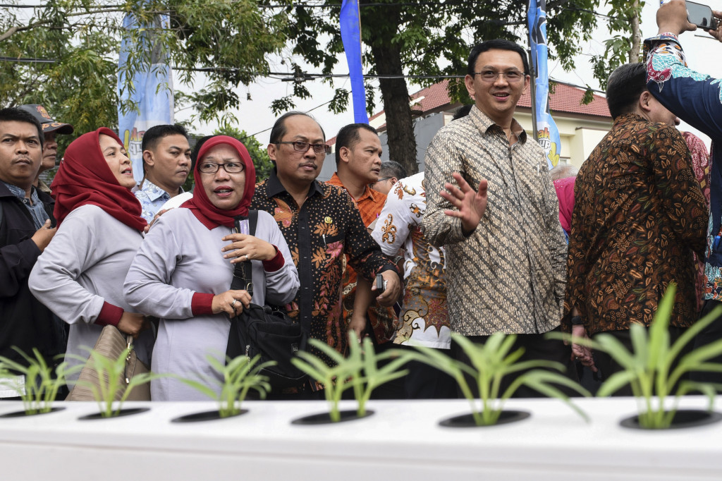 Gubernur DKI Jakarta Basuki Tjahaja Purnama (kedua kanan) melihat fasilitas Ruang Publik Terpadu Ramah Anak (RPTRA) Akasia saat diresmikan di Tebet, Jakarta, Jumat (21/10/2016)