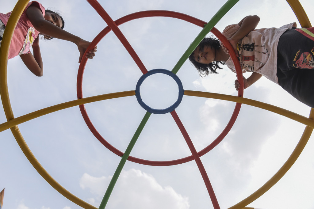 Dua anak bermain di Ruang Publik Terpadu Ramah Anak (RPTRA) Akasia setelah diresmikan Gubernur DKI Jakarta Basuki Tjahaja Purnama di Tebet, Jakarta, Jumat (21/10/2016)