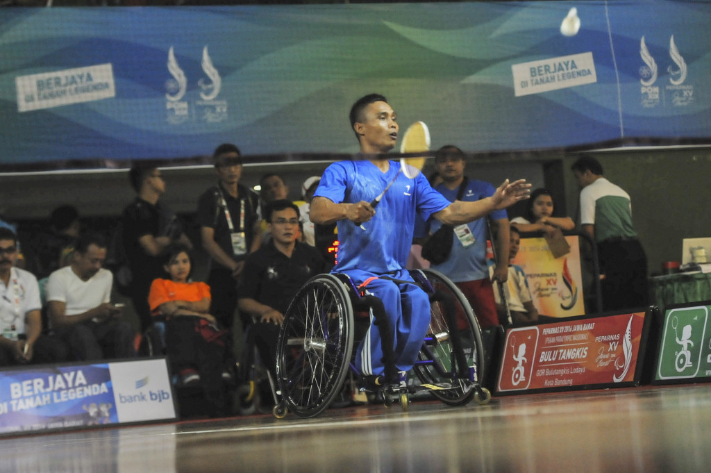 Pebulutangkis Jabar Agung Widodo bertanding melawan pebulutangkis Banten Muhammad Subhan saat pertandingan final tunggal putra WCH 1 Peparnas XV di GOR Lodaya, Bandung, Jawa Barat, Jumat (21/10/2016)