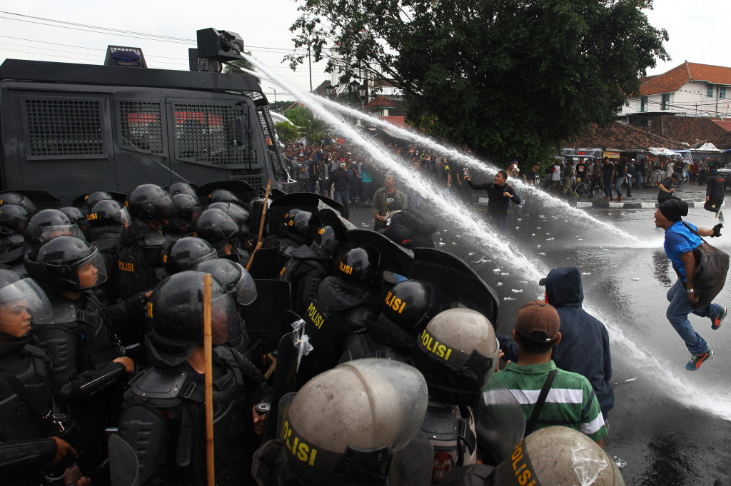 Petugas kepolisian menangani unjuk rasa oleh massa yang anarkis saat simulasi pengamanan Pilkada di Alun-alun Utara, DI Yogyakarta, Jumat (21/10/2016) 