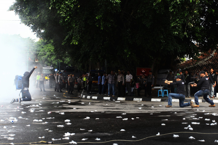 Petugas kepolisian melumpuhkan pelaku teror bom bunuh diri saat simulasi pengamanan Pilkada di Alun-alun Utara, DI Yogyakarta, Jumat (21/10/2016)