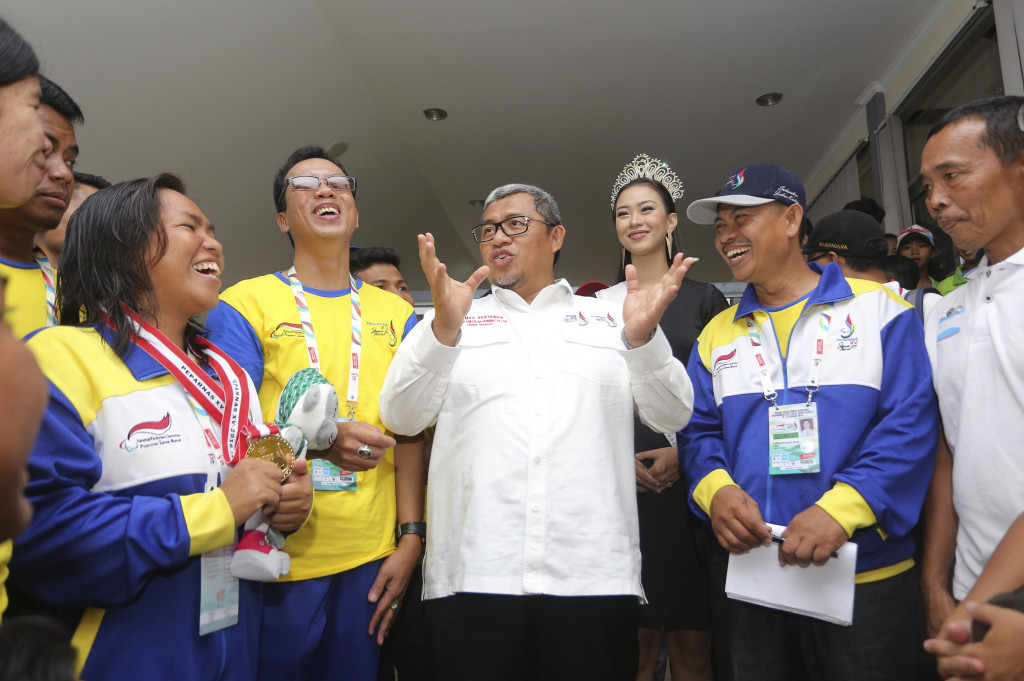 Gubernur Jawa Barat Ahmad Heryawan (tengah) berbincang dengan atlet, pelatih dan official kontingen Jabar di Kolam Renang FPOK UPI, Bandung, Jawa Barat, Jumat (21/10/2016)