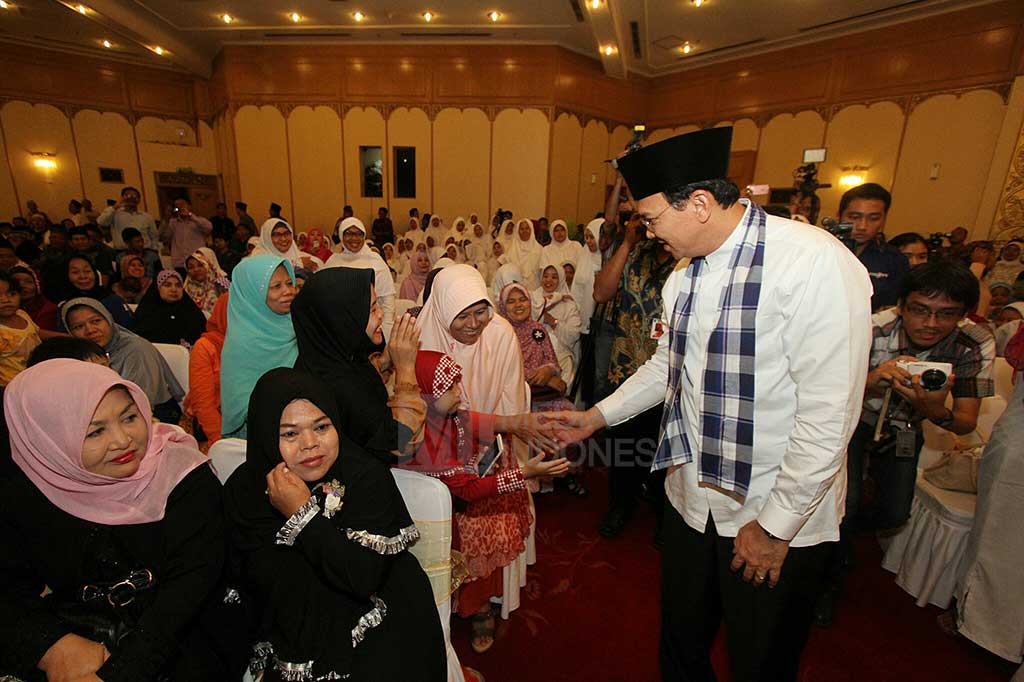 Gubernur DKI Jakarta Basuki Tjahaja Purnama (Ahok) menyalami umat saat menghadiri Peringatan Hari Santri dan Deklarasi Pilgub Damai bersama Relawan Nusantara (RelaNU) dan Nahdliyin Jakarta di Jakarta.