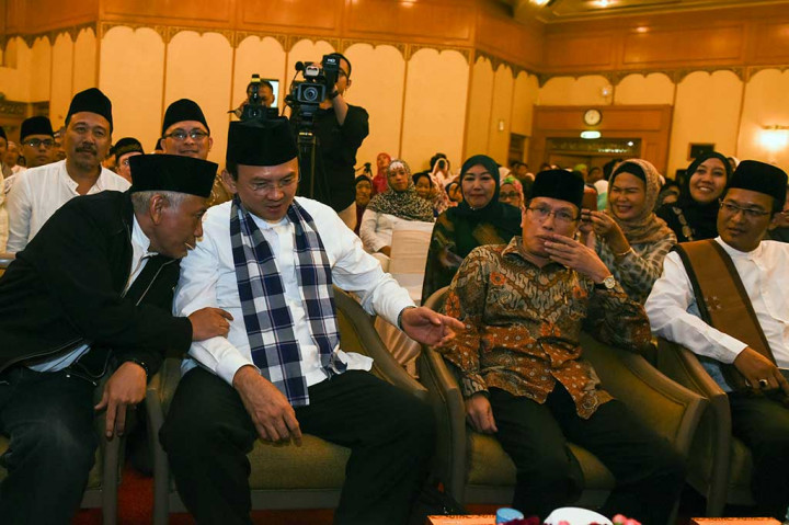 Ahok berbincang dengan Wakil Ketua Umum PP Dewan Masjid Indonesia Masdar Farid MasÕudi (kedua kanan), Rais Syuriah PBNU Ahmad Ishomuddin (kanan), dan politisi NasDem Effendi Choirie.