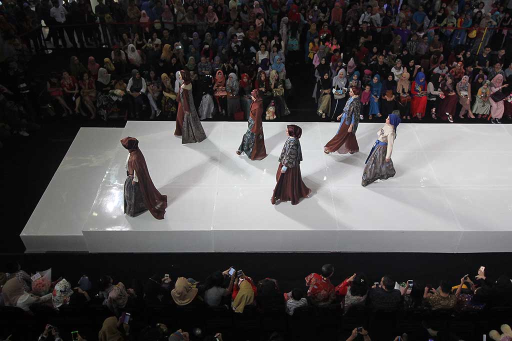 Model memperagakan busana dengan tema Nusa Malole rancangan Lita Berlianti saat Moslem Fashion Festival 2016 di Surabaya.