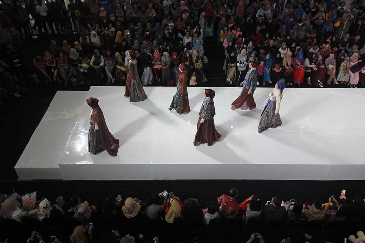 Model memperagakan busana dengan tema Nusa Malole rancangan Lita Berlianti saat Moslem Fashion Festival 2016 di Surabaya.