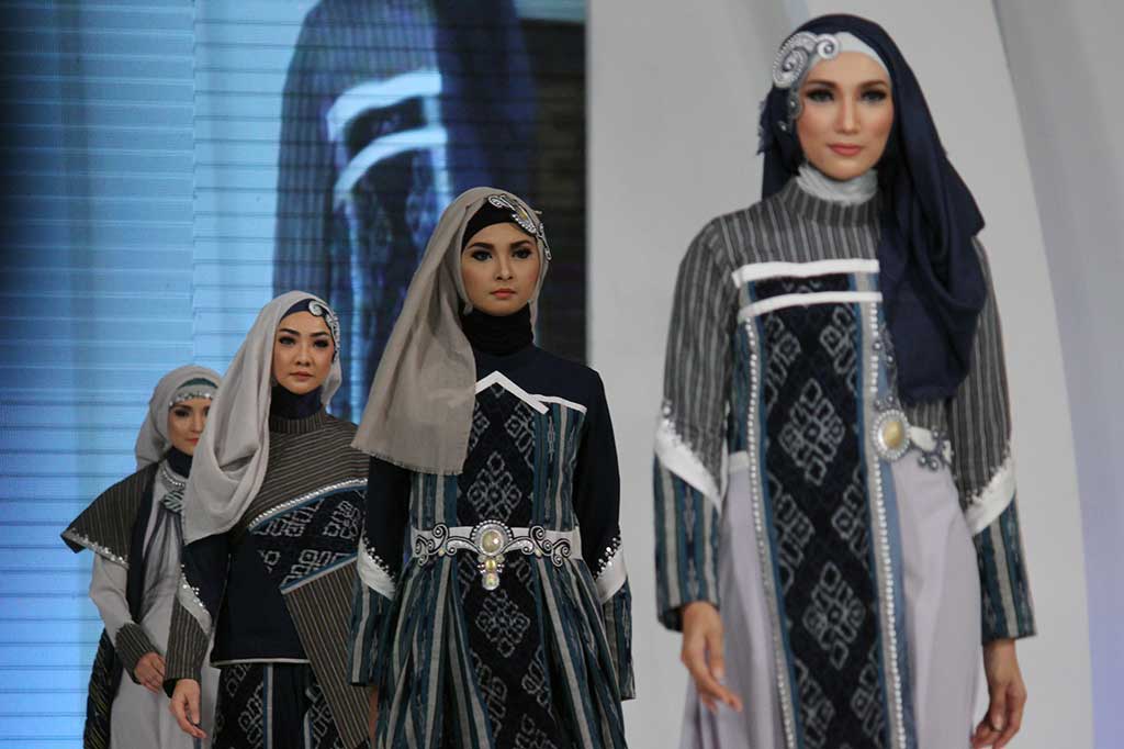 Model memperagakan busana dengan tema Azuravague rancangan Lia Afif saat Moslem Fashion Festival 2016.