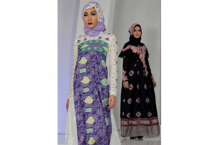 Model memperagakan busana dengan tema Baronnes von Java rancangan Gita Orlin saat Moslem Fashion Festival 2016.