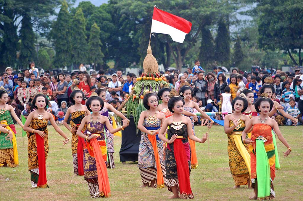 Sejumlah penari menampilkan Tari Gambyong Parianom dalam Festival Rawa Pening.