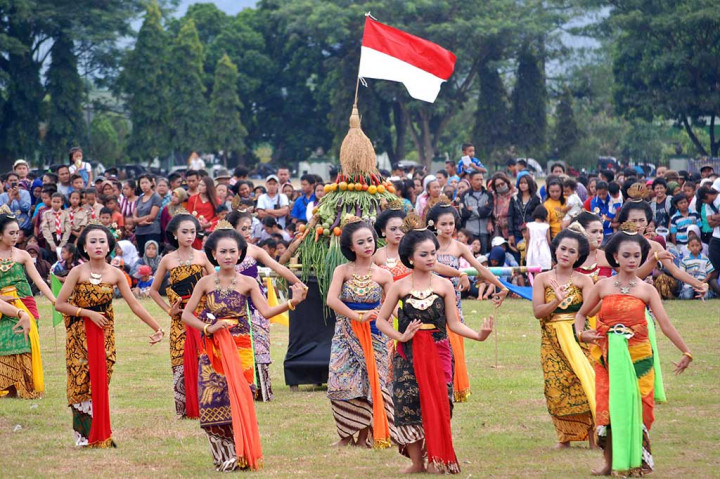 Sejumlah penari menampilkan Tari Gambyong Parianom dalam Festival Rawa Pening.