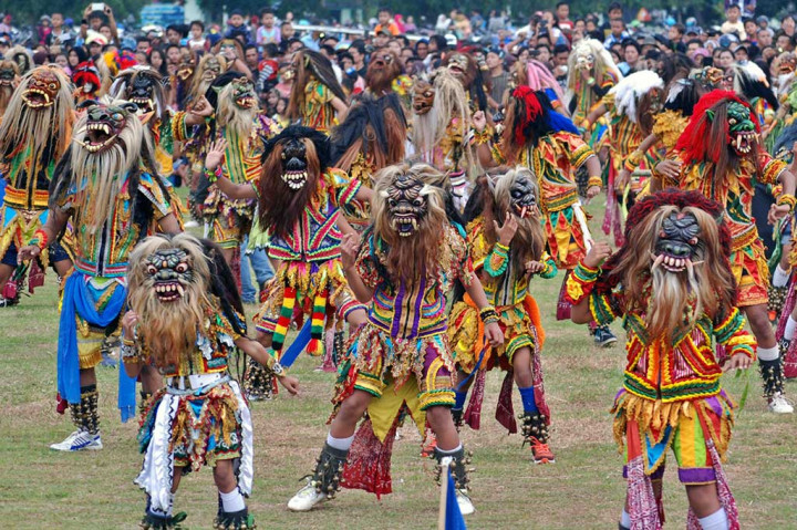 Penari menampilkan Tari Gedrug Buto dalam Festival Rawa Pening.
