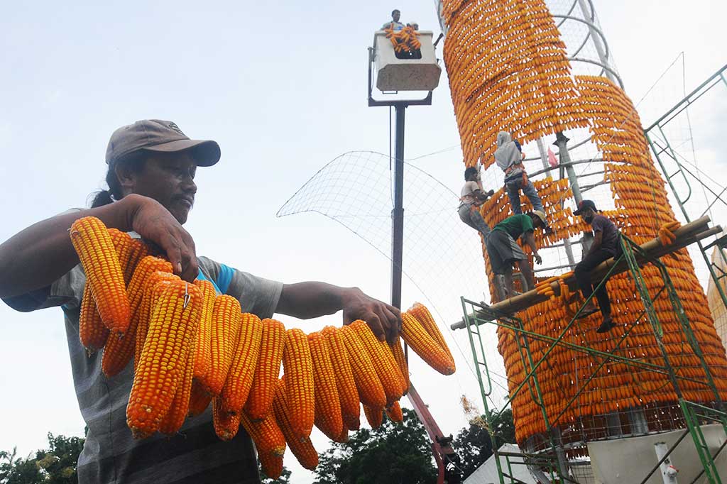 Menara Ini Terbuat dari 18 Ribu Bonggol Jagung
