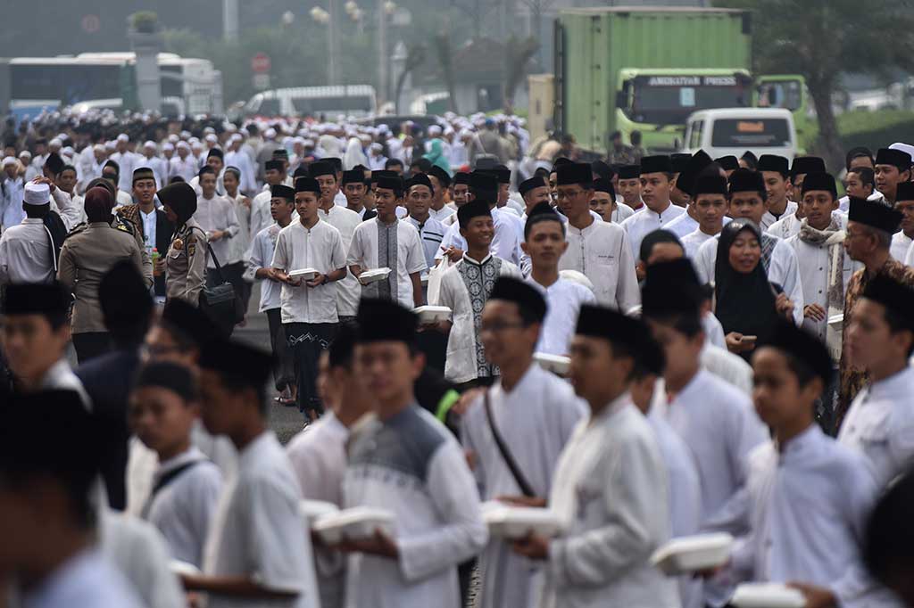 Ribuan santri bersiap mengikuti upacara peringatan Hari Santri di Silang Monas, Jakarta, Sabtu (22/10/2016).