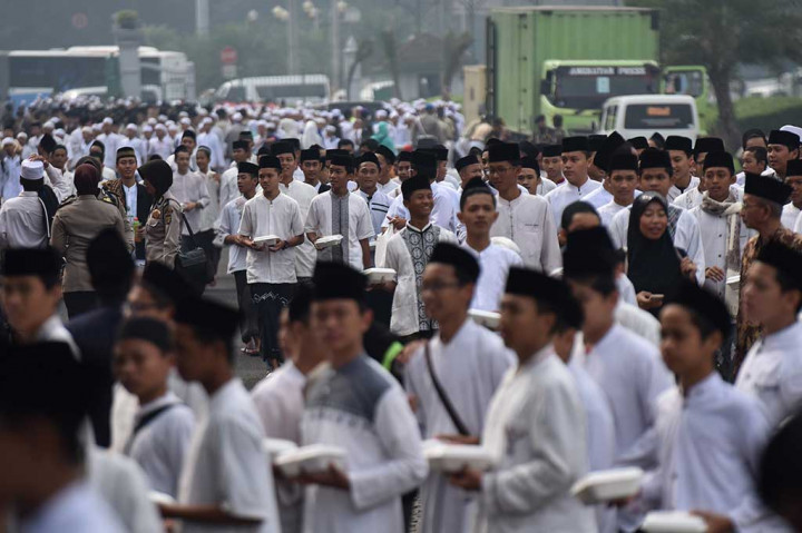 Ribuan santri bersiap mengikuti upacara peringatan Hari Santri di Silang Monas, Jakarta, Sabtu (22/10/2016).