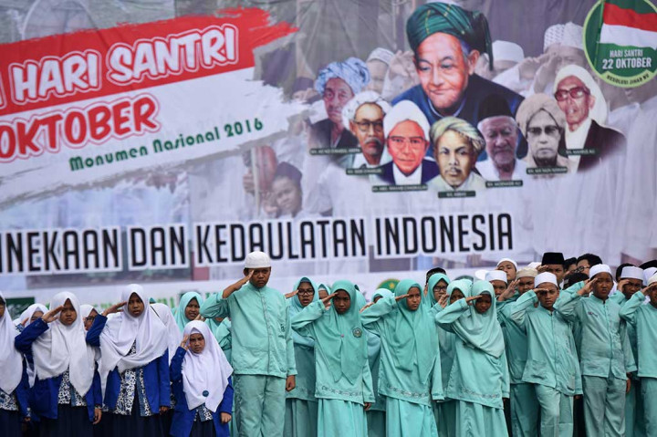 Santri memberikan hormat ketika mengikuti upacara peringatan Hari Santri di Silang Monas, Jakarta.