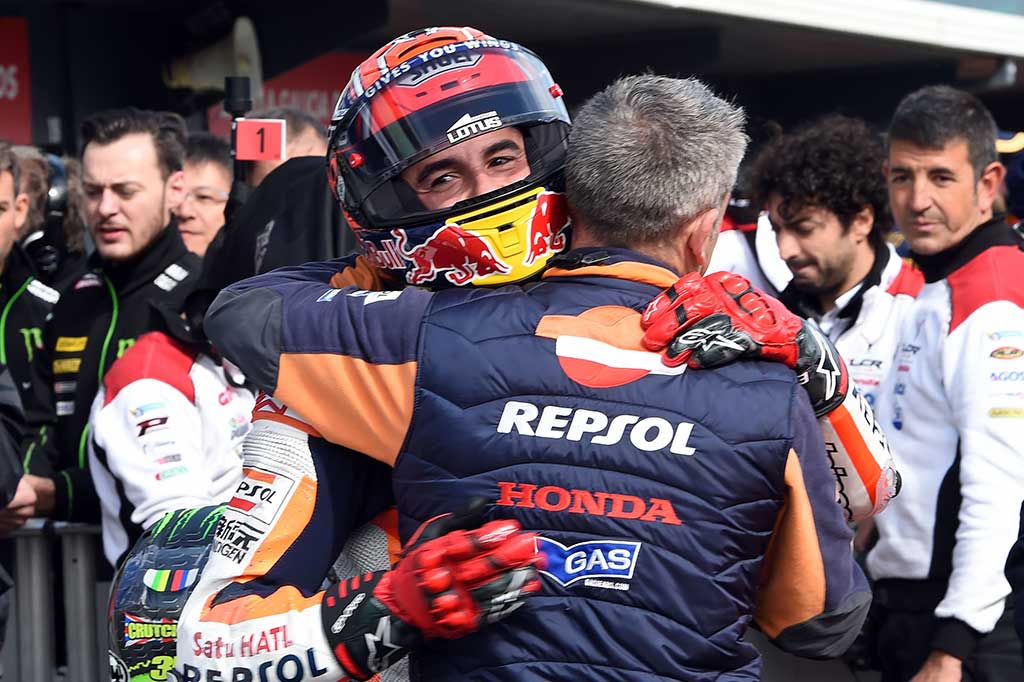 Marc Marquez melakukan selebrasi bersama timnya usai menjadi yang tercepat pada sesi kualifikasi MotoGP Australia  di Sirkuit Phillip Island, Sabtu.