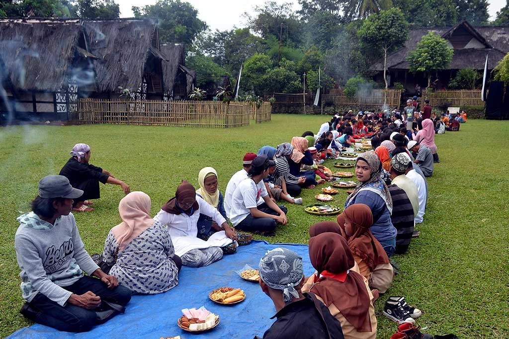 Warga Sindang Barang Gelar Tradisi Ritual Sedekah Kue