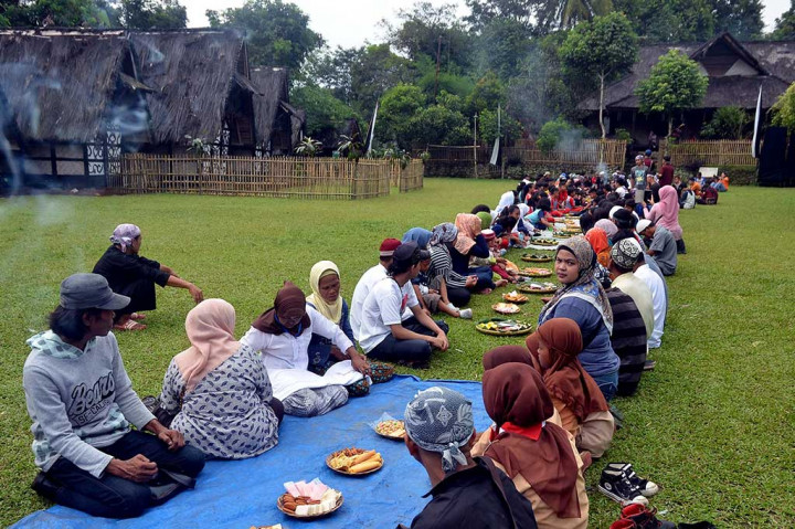 Warga Sindang Barang Gelar Tradisi Ritual Sedekah Kue