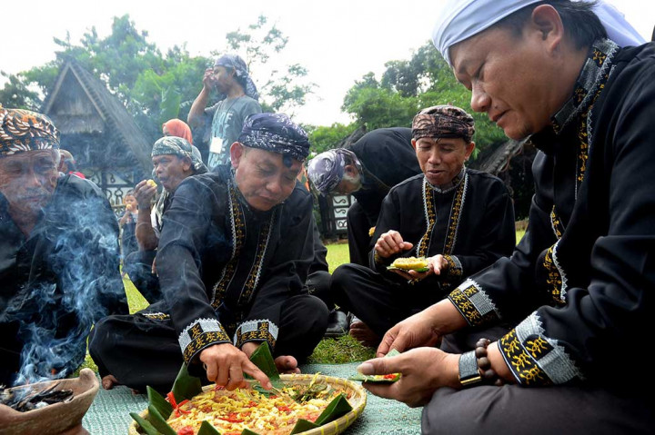 Warga Sindang Barang Gelar Tradisi Ritual Sedekah Kue