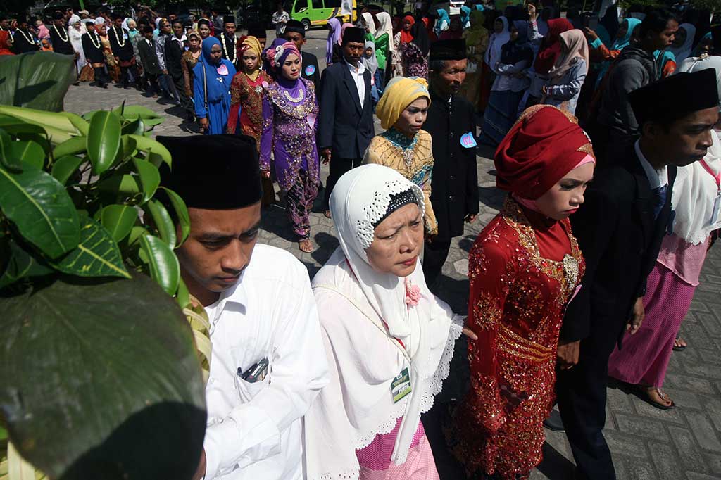 Puluhan pasangan mengikuti pawai prosesi nikah massal yang diselenggarakan oleh beberapa pesantren Nahdlatul Ulama yang tergabung dalam Rabitha Ma'ahid Islamiyah (RMI) di Kota Kediri, Jawa Timur, Sabtu.