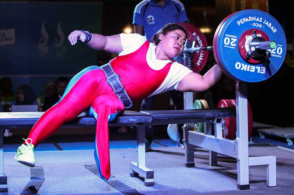 Atlet angkat berat Jawa Tengah Siti Mahmudah bersiap melakukan angkatan pada final kelas 79 kg putri Peparnas XV.