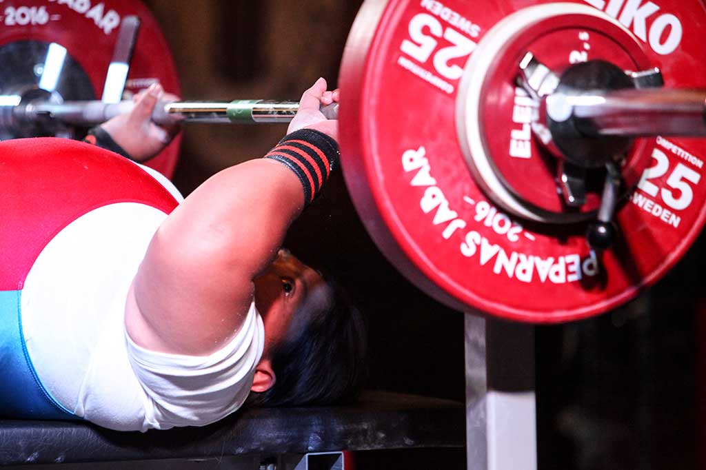 Siti Mahmudah melakukan angkatan pada final kelas 79 kg putri Peparnas XV.