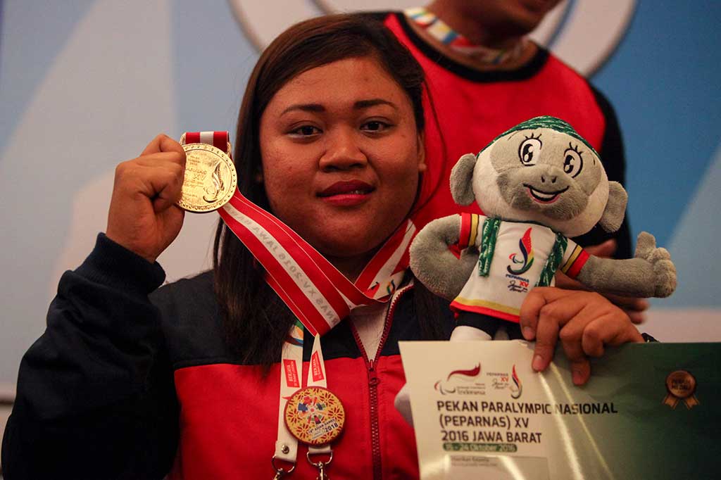 Siti Mahmudah menunjukkan medali emas yang diraihnya.