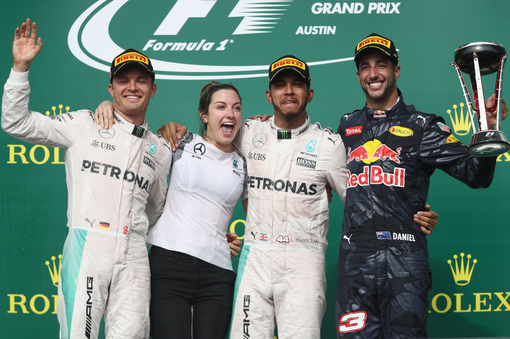 Kemenangannya ini membuat Hamilton unggul dari rekan setim-nya Nico Rosberg (kiri)