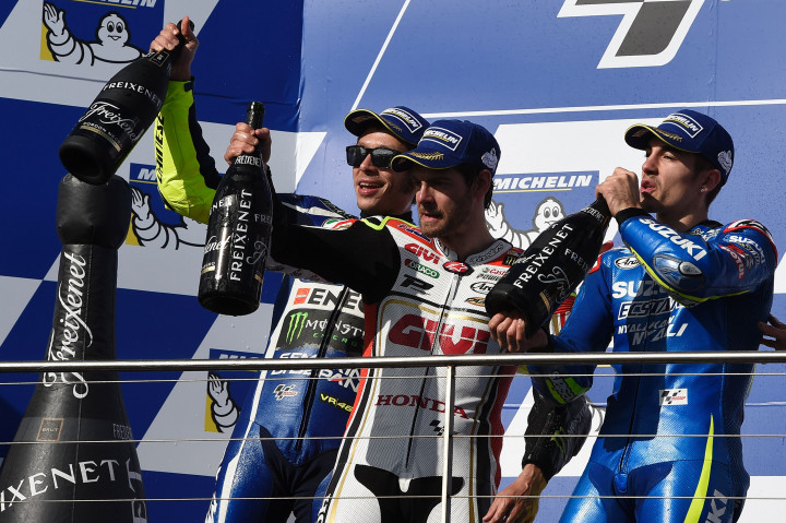 Di podium, Crutchlow (tengah) didampingi juara dunia sembilan kali, Valentino Rossi (kiri) di tempat kedua dan Mark Vinales di posisi ketiga