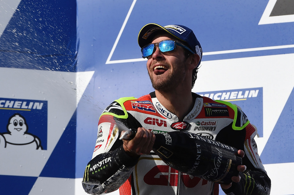 Cal Crutchlow menang setelah menyelesaikan balapan 27 putaran dengan catatan waktu 40 menit 48,543 detik