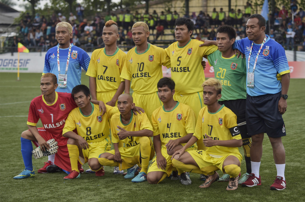 Tim Sepak bola Kalimantan Selatan berpose sebelum pertandingan final Peparnas XV di Progresif Sport Bandung, Jawa Barat, Minggu (23/10/2016)