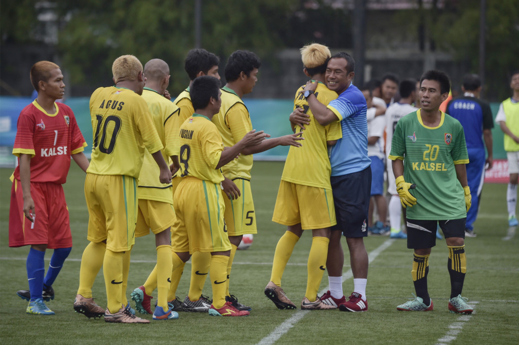 Para pemain Sepak Bola Kalimantan Selatan melakukan selebrasi usai menang dari tim sepak bola Jawa Barat 4-2