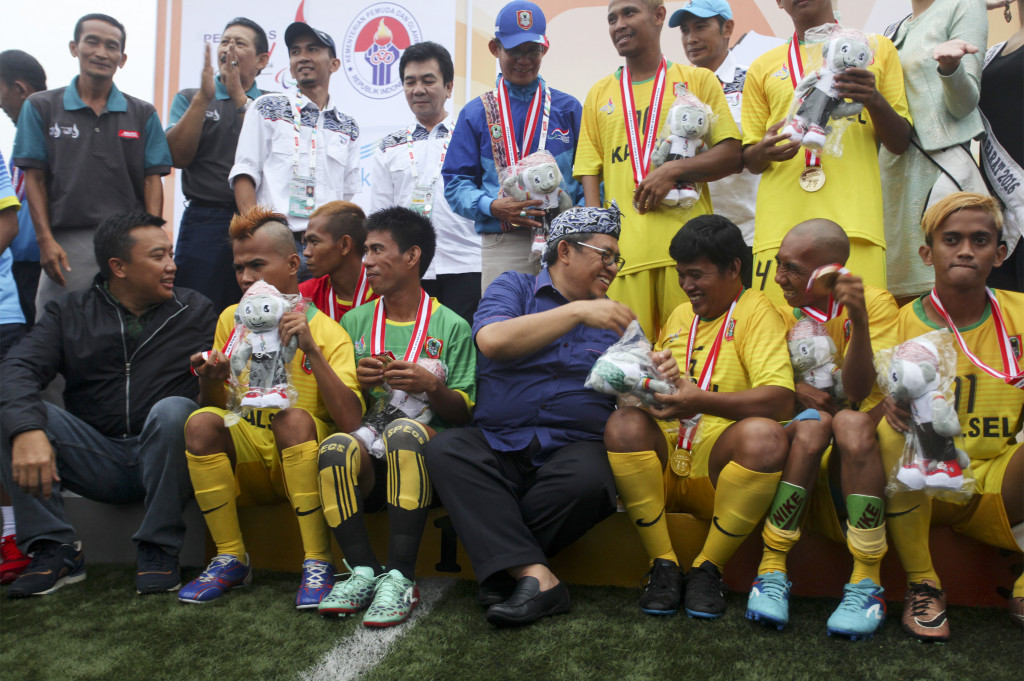 Menteri Pemuda dan Olahraga Imam Nahrawi (kiri bawah) didampingi Gubernur Jawa Barat Ahmad Heryawan (tengah bawah) berdialog dengan pesepak bola Kalimantan Selatan usai upacara penyerahan medali Peparnas XV di Progresif Sport Bandung, Jawa Barat, Minggu (23/10/2016)