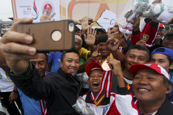 Menteri Pemuda dan Olahraga Imam Nahrawi (kiri) berfoto dengan tim sepak bola Kalimantan Selatan usai upacara penyerahan medali Peparnas XV di Progresif Sport Bandung, Jawa Barat, Minggu (23/10/2016)