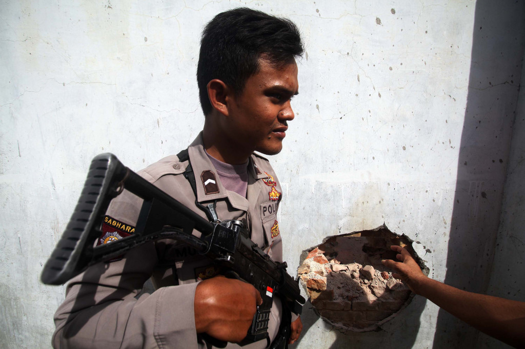 Ledakan bom tersebut menyebabkan dinding lapas jebol