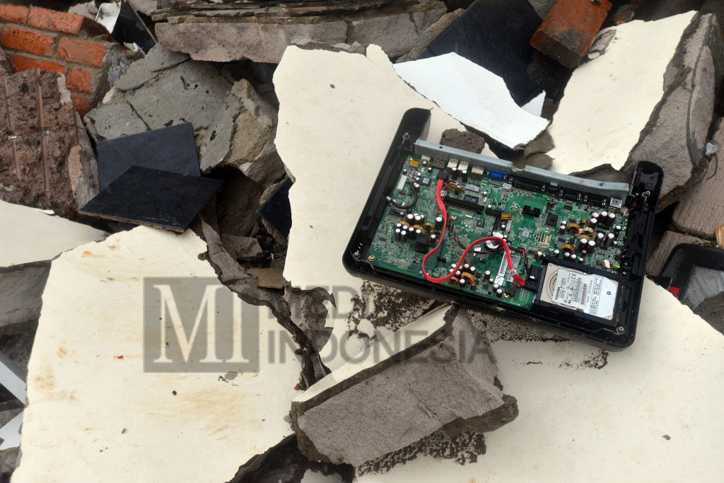 Peralatan komputer milik gerai Pizza Hut Delivery yang luluh lantah di Jalan Raya Hankam, Jati Melati, Bekasi, Jawa Barat, Minggu (23/10/2016)