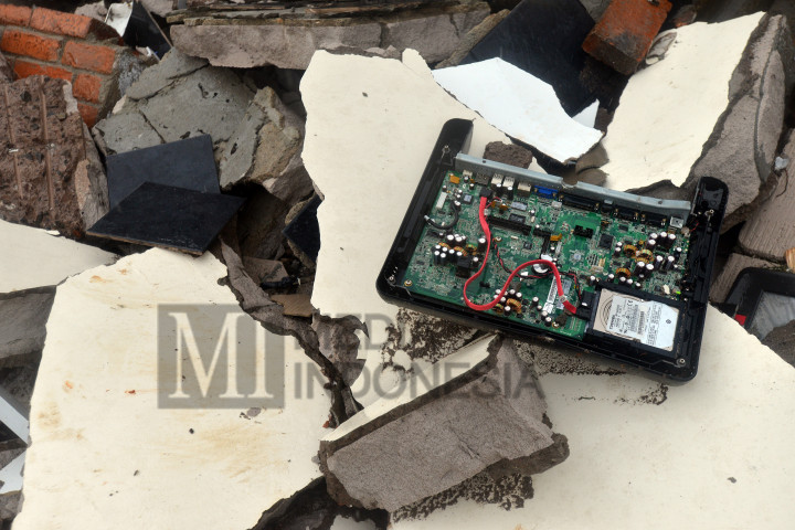 Peralatan komputer milik gerai Pizza Hut Delivery yang luluh lantah di Jalan Raya Hankam, Jati Melati, Bekasi, Jawa Barat, Minggu (23/10/2016)