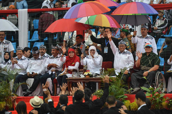 Menteri Sosial Khofifah Indar Parawansa (ketiga kanan), Gubernur Jawa Barat Ahmad Heryawan (kedua kanan) dan Ketua Umum National Paralympic Committee (NPC) Indonesia Senny Marbun (kanan) menyapa atlet saat parade pada acara penutupan Peparnas XV di Lapangan Siliwangi, Bandung, Jawa Barat, Senin (24/10/2016).