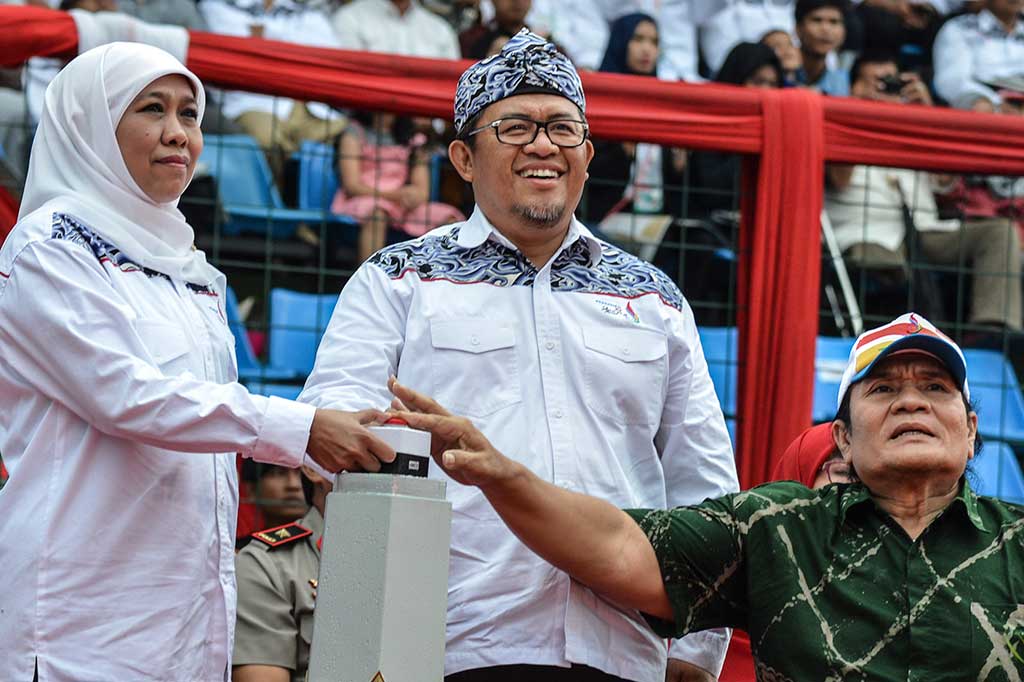 Mensos Khofifah Indar Parawansa, Gubernur Jabar Ahmad Heryawan dan Ketua Umum NPC Indonesia Senny Marbun menekan tombol bersama sebagai tanda berakhirnya Peparnas XV.