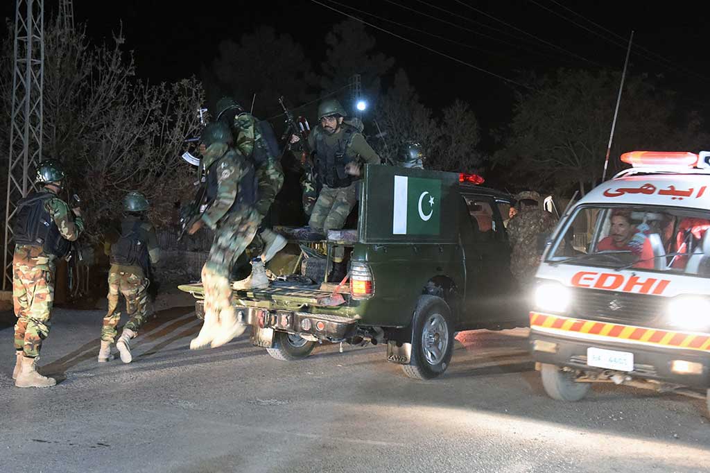 Personel komando militer Pakistan berhasil menewaskan dua penyerang, sementara dua lainnya bunuh diri dengan meledakkan jaket bom mereka setelah terpojok selama operasi militer.