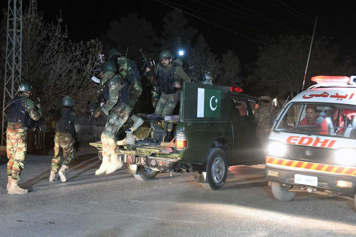 Personel komando militer Pakistan berhasil menewaskan dua penyerang, sementara dua lainnya bunuh diri dengan meledakkan jaket bom mereka setelah terpojok selama operasi militer.