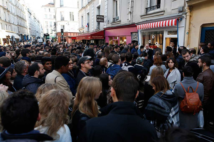 Ratusan orang antre untuk membeli popcorn saat peresmian gerai berondong jagung milik aktris Scarlett Johansson di Paris.