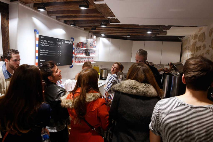 Johansson melayani pembeli yang antre di gerai popcorn miliknya.