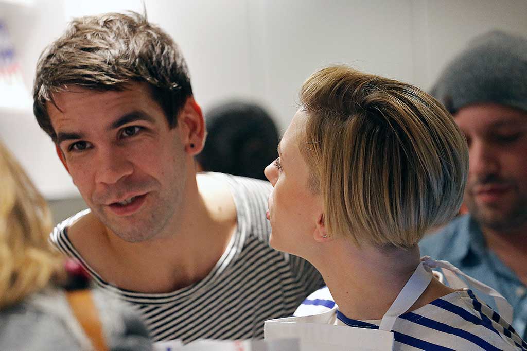 Johansson bersama suaminya  Romain Dauriac dengan sabar melayani para pembeli.