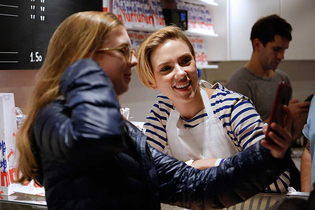 Ia juga tidak segan untuk melayani permintaan foto dari penggemarnya.