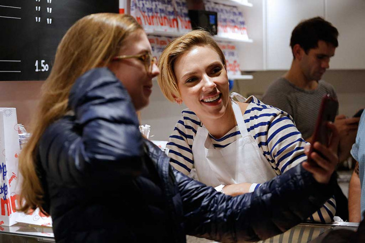 Ia juga tidak segan untuk melayani permintaan foto dari penggemarnya.